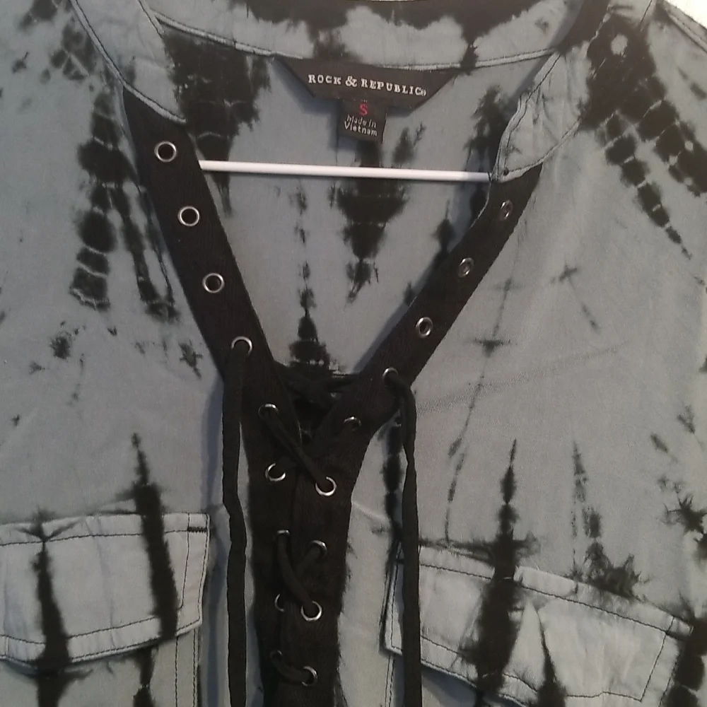 Rock & Republic Long Sleeve 100% Rayon Top. Lace up chest. Size Small - Picture 2 of 7